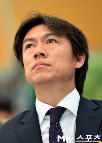 먼곳 바라보는 홍명보 감독 [MK포토]