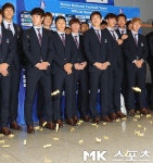 축구국가대표팀 앞으로 날아오는 엿세례 [MK포토]