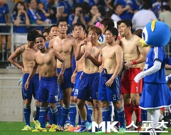 `벗으라면 벗겠어요, 공약 지킨 수원 삼성` [MK포토]