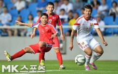 정인관 `넘어지면서도 슛` [MK포토]