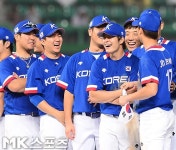AG 2연패 야구대표팀 `시상식 기다리며 함박웃음` [MK포토]
