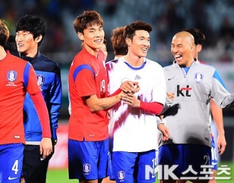 슈틸리케호 `데뷔전 승리에 모처럼 활짝 웃어요` [MK포토]