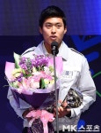 이형범 `퓨처스리그 다승 북부1위 수상` [MK포토]