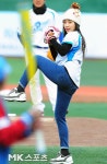 하지원 `늘씬한 각선미 뽐내는 시구` [MK포토]