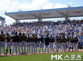 강정호 시범경기 데뷔전, `구름관중` [MK포토]