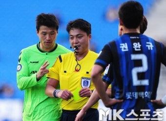 전북 이호 `경고 두 개면 퇴장 맞죠?` [MK포토]