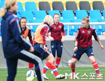 러시아 여자 축구대표팀 `감독님 앞이라 긴장되네~` [MK포토]