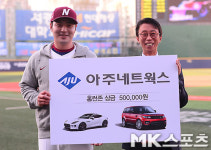 박병호 `아주네트윅스 홈런존 1호 시상` [MK포토]