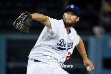 커쇼, 포지에게만 2실점...SF전 7이닝 2실점