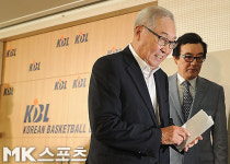 기자회견장 빠져나가는 KBL 김영기 총재 [MK포토]