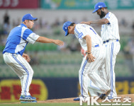타구맞은 윤성환 `도저히 걸을 수가 없어` [MK포토]