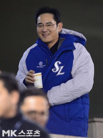 이재용 부회장 `삼성 점퍼 입고 KS 3차전 직관` [MK포토]