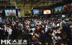 [지스타2015] `수많은 게임 인파로 북적북적한 지스타 전시관`