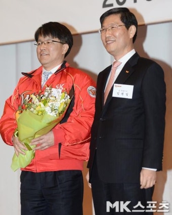 류준열-임원일 `기념촬영 갖는 신임-전임 대표이사` [MK포토]