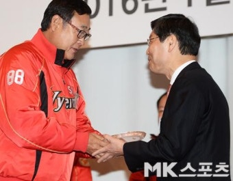 김용희 감독 `임원일 전임 대표에게 감사패 전달` [MK포토]