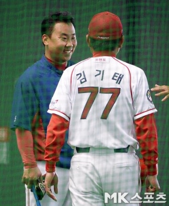 이범호 `감독님에게 보내는 꽃미소` [MK포토]