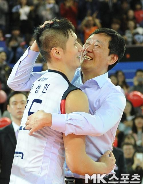 현대캐피탈 문성민, 감격의 은퇴식… 영구결번 안기며 눈물과 웃음 함께