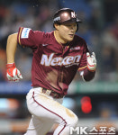 김하성 `땅볼 치고도 전력질주` [MK포토]