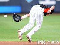 정훈 `급한 마음에 글러브 토스..결과는 악송구` [MK포토]