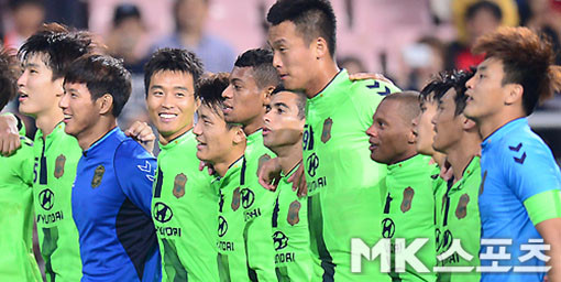 K리그1 2024 시즌 36라운드, 전북 현대 vs 인천 유나이티드 0-0 무승부에 이어 야유 속의 침울함 - 팬들의 자극적인 플래카드와 감독의 아쉬움