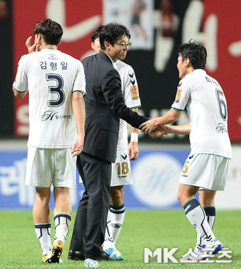 황선홍 감독 `전북 현대 21G 무패 기록 축하해` [MK포토]