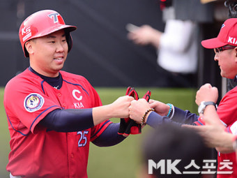 선취점 이범호 `감독님과 두 주먹 하이파이브` [MK포토]