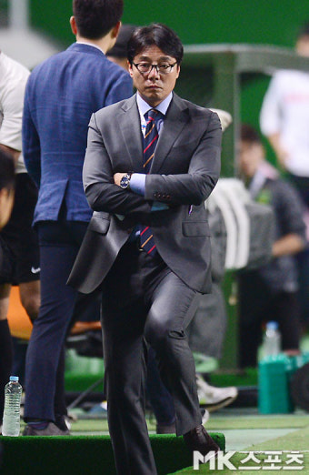 황선홍 감독 `이럴수가~` [MK포토]