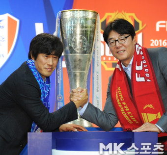 황선홍-서정원 `우승컵 앞에서 팔씨름 대결?` [MK포토]
