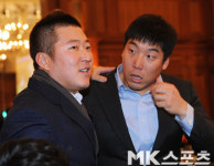 김현수 `형우 형, 상이 도대체 몇 개째야?` [MK포토]
