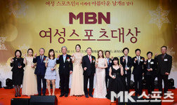 `단체 기념촬영하는 귀빈들과 수상자들` [MK포토]