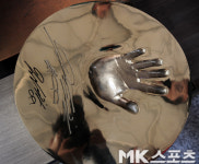 핸드프린팅 동판에 새긴 류현진 사인 [MK포토]