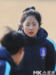 이민아 `강풍 때문에 눈을 뜰 수가 없어` [MK포토]