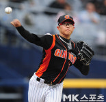 박세웅 `서 교수, 견제로 잡겠어` [MK포토]