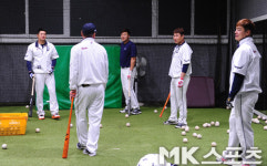 두산 타자들 `우천 취소에 실내훈련` [MK포토]