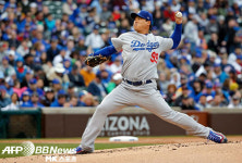 [류현진 라이브] 2회, 투수 범타 처리하며 위기 탈출