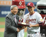 구본능 총재 `서 교수님, 사이클링히트 축하해요` [MK포토]