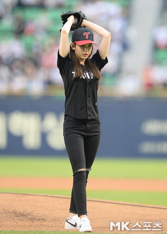 아이오아이 센터 전소미 `잠실구장 마운드에 오르다` [MK포토]
