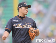 김진영 `삼진 잡고 위기 넘겼어` [MK포토]