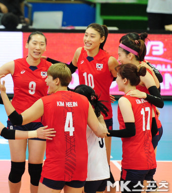 김연경 `카자흐 꺾고 웃음꽃 활짝` [MK포토]