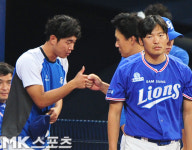 이승엽 `데뷔 첫 승 안성무에 애정의 하이파이브` [MK포토]