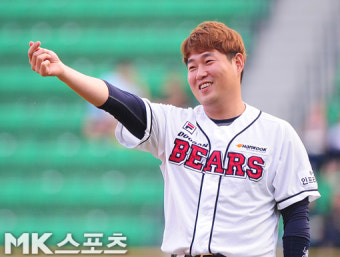 양의지 `강민호 향해 애정 가득한 애교하트` [MK포토]
