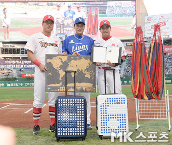 박정권-김강민 `이승엽 선배, 은퇴 기념 세계여행 가세요` [MK포토]