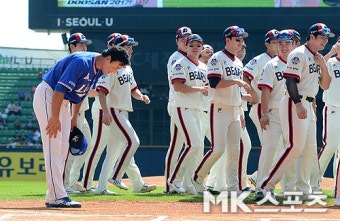 이승엽 `두산 선수단 향해 90도 인사` [MK포토]