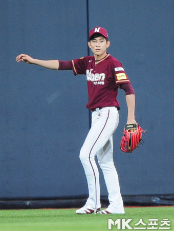 이정후 `박경수 타석에 시프트` [MK포토]