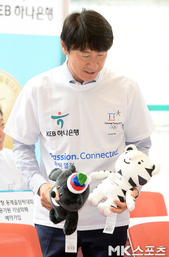 신태용 감독 `평창올림픽 마스코트 귀엽네` [MK포토]