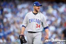 [NLCS] `눈야구`에 당한 레스터, 4.2이닝 5볼넷 1실점