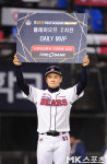 최주환 `역전 그랜드슬램으로 2차전 MVP` [MK포토]