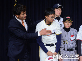 투머치토커 만난 야구 장학생들 [MK포토]