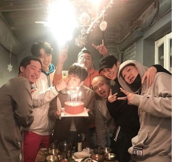 슬리피, 절친 딘딘과 진한 브로맨스 “생일 축하해”