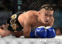 이대원 로블로 공격에 쓰러진 켄지 [MK포토]